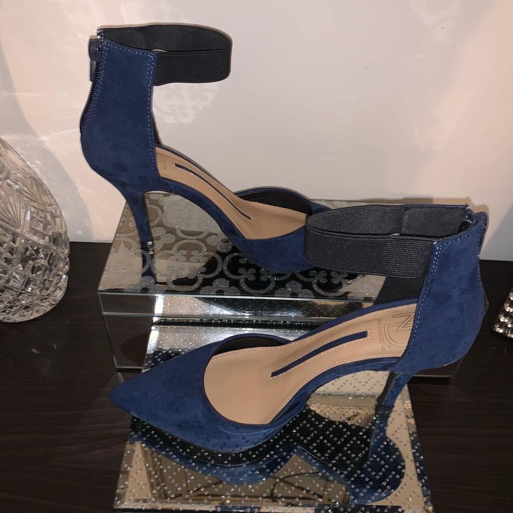 New Directions woman’s blue/black heels